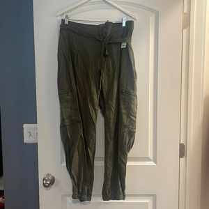 Express army green nwt xl cargo tie pocket pants high rise